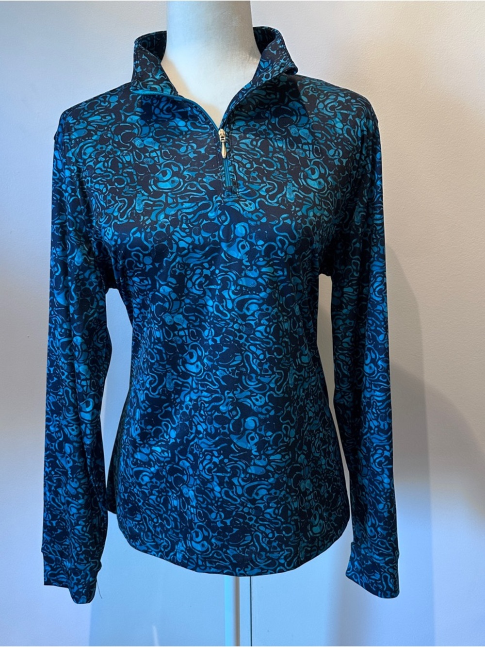 GU Shark Dry Play Sports Shirt   Size Large